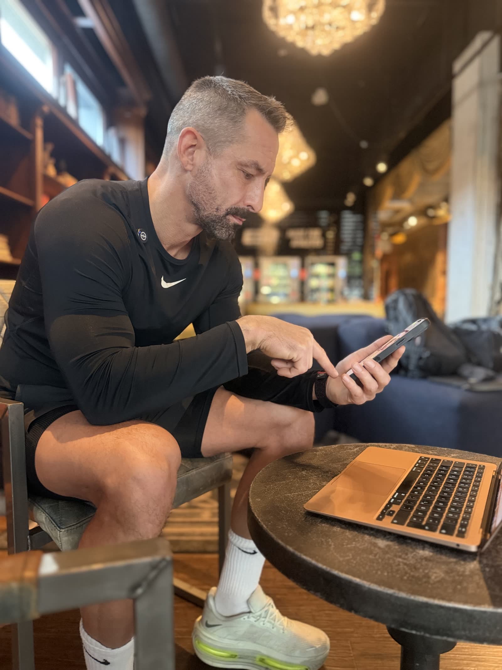 Online-Coaching bei Stefan Genrich: Check-in-Call mit Laptop und Smartphone