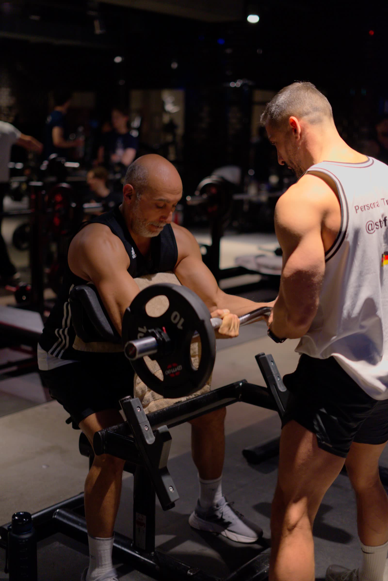 Personal Training bei Stefan Genrich: Krafttraining an der Maschine im Studio in Berlin